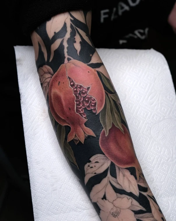Ботаническая Pomegranate, Leaves tattoo на Полный рукав