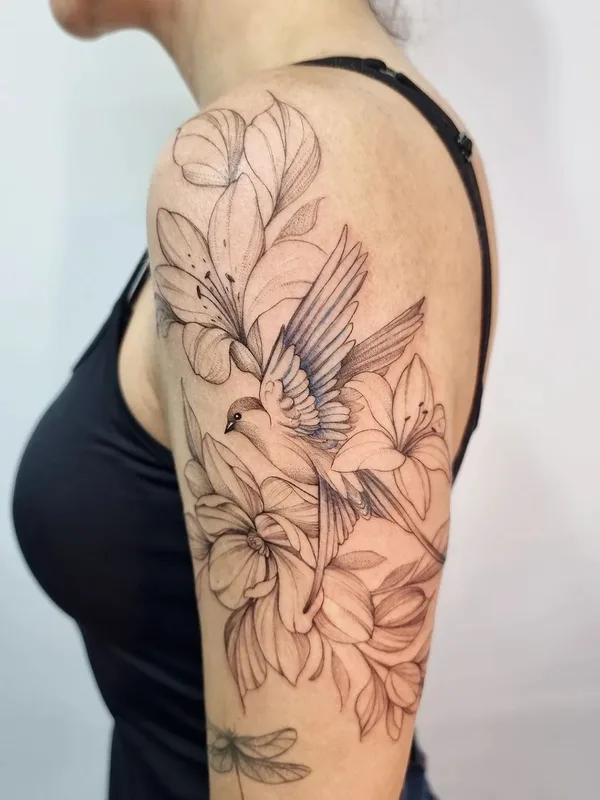 female black and grey fineline Tatuaggio su shoulder #58713 | Tatuatore Karol Dias