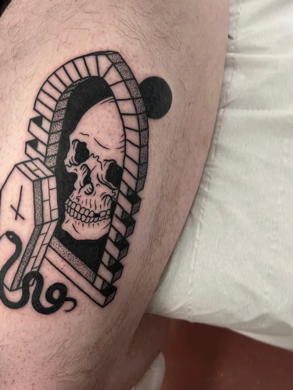 black blackwork Tatuaggio su thigh #58733 | Tatuatore Iain Sellar