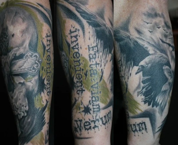 Чёрно-серая Skull, Crow tattoo на Предплечье