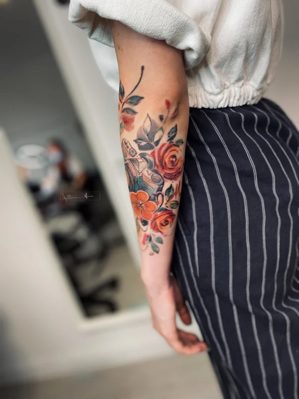 Акварель Flowers, Camera tattoo на Предплечье