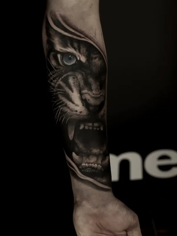 black and grey realism 纹身 在 forearm #59115 | 纹身师 Polina Cohen