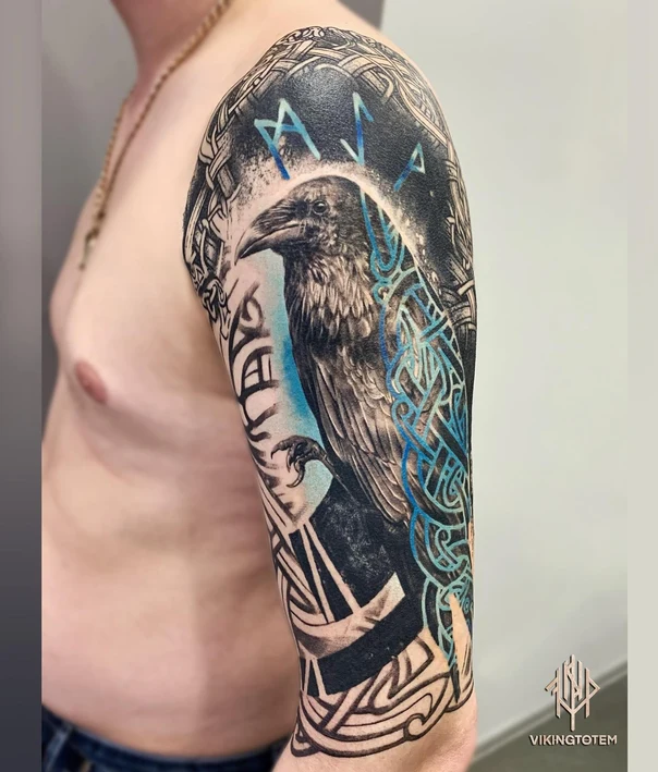 Чёрно-серая Raven, Celtic knot tattoo на Полный рукав