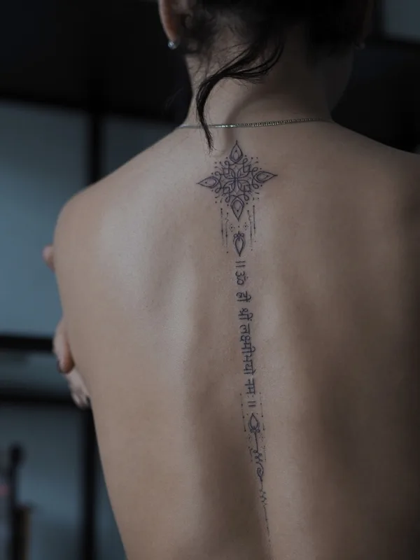 female black linework Tatuaggio su spine #59332 | Tatuatore София Стрельцова
