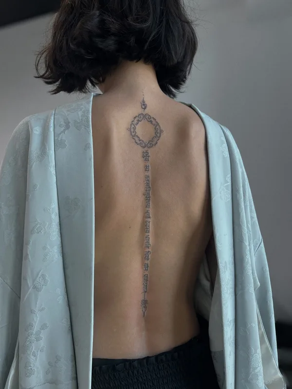 female black linework Tatuaggio su spine #59330 | Tatuatore София Стрельцова