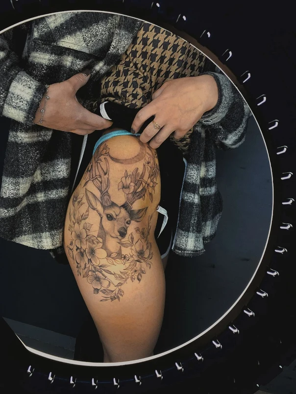 Лайнворк Deer, Flowers tattoo на Бедро