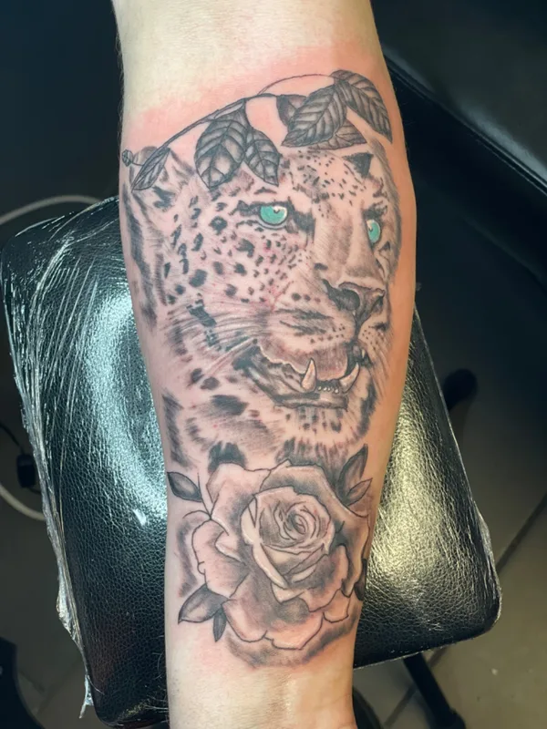 black and grey realism tattoo auf forearm #73379 | Tätowierer Alpha tattoos 