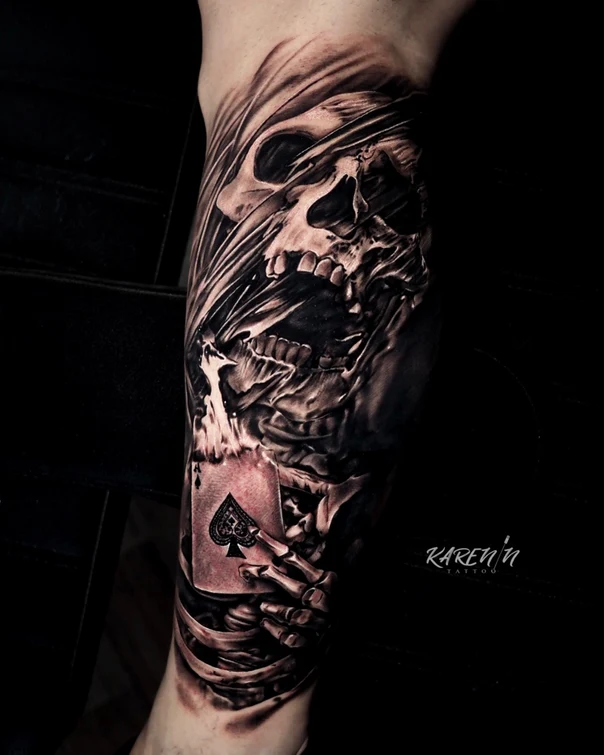 Реализм Skull, Playing card tattoo на Предплечье