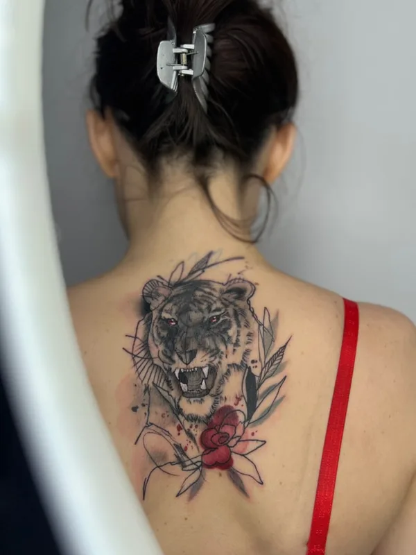 female color realism tatouage sur upper back #73549 | Artiste tatoueur Галата Дмитрий
