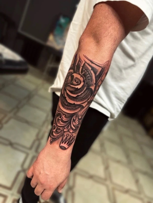 Чёрно-серая Rose, Crown tattoo на Предплечье