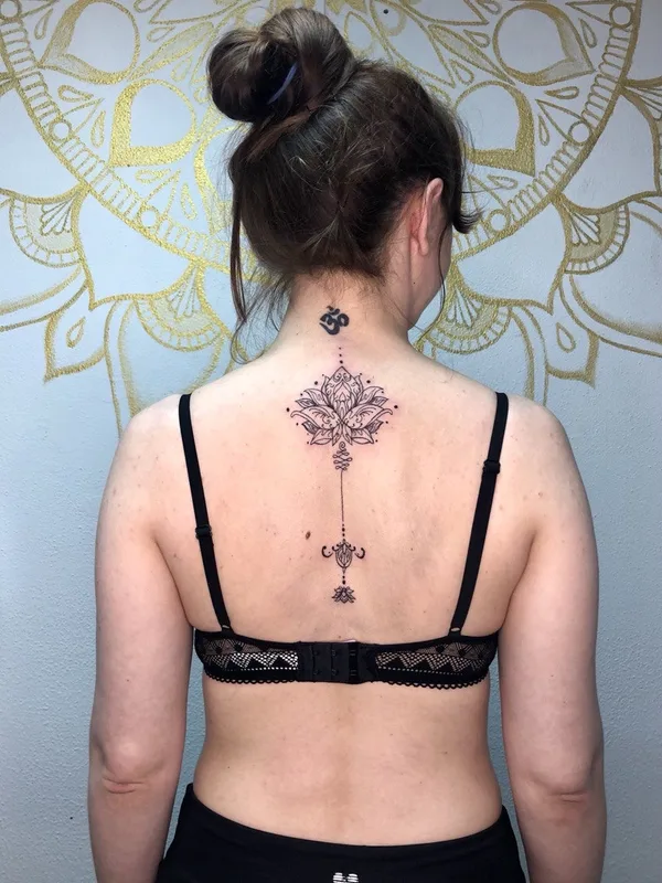 female black ornamental 타투 부위 upper back #73731 | 타투이스트 Ananga