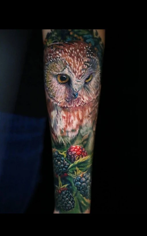 Реализм Owl, Berries tattoo на Предплечье
