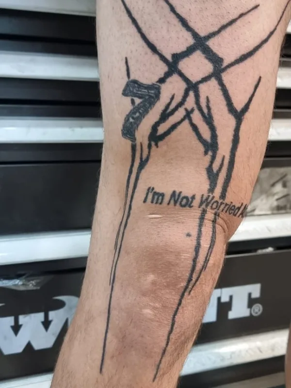 black sketch 纹身 在 knee #73865 | 纹身师 vReta hAndpoke