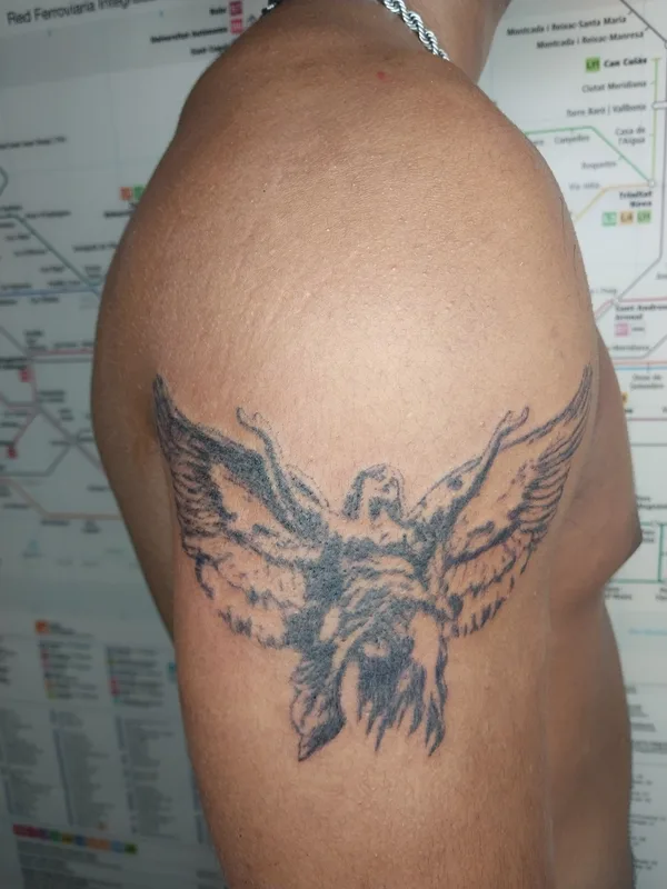 black and grey black and grey 纹身 在 upper arm #73870 | 纹身师 vReta hAndpoke