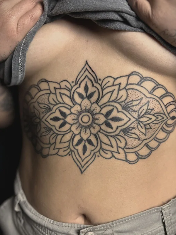 female black ornamental 纹身 在 ribcage #73875 | 纹身师 Avnas Amy