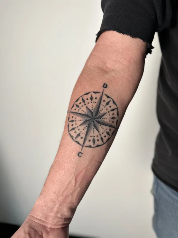 black blackwork tatuaje en forearm #73883 | Tatuador Naira Dots