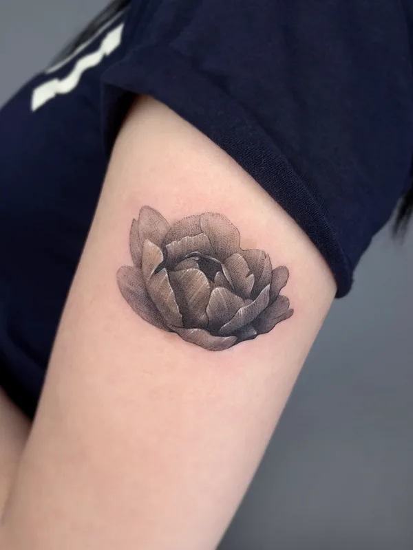 female black and grey black and grey Tatuaggio su upper arm #73915 | Tatuatore Gyan