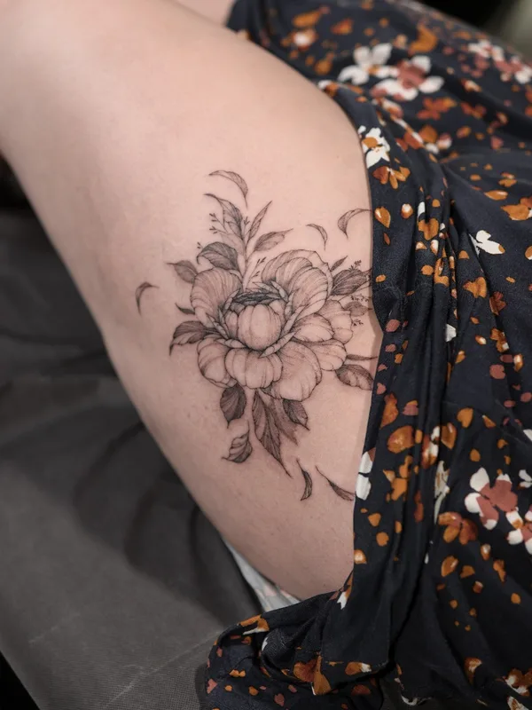 female black and grey botanic 타투 부위 thigh #73996 | 타투이스트 Betstattoo / Sofia Lanbina