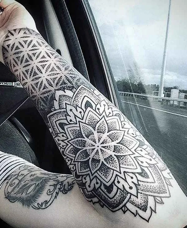 black and grey mandala 纹身 在 forearm #4411 | 纹身师 Chris Bint