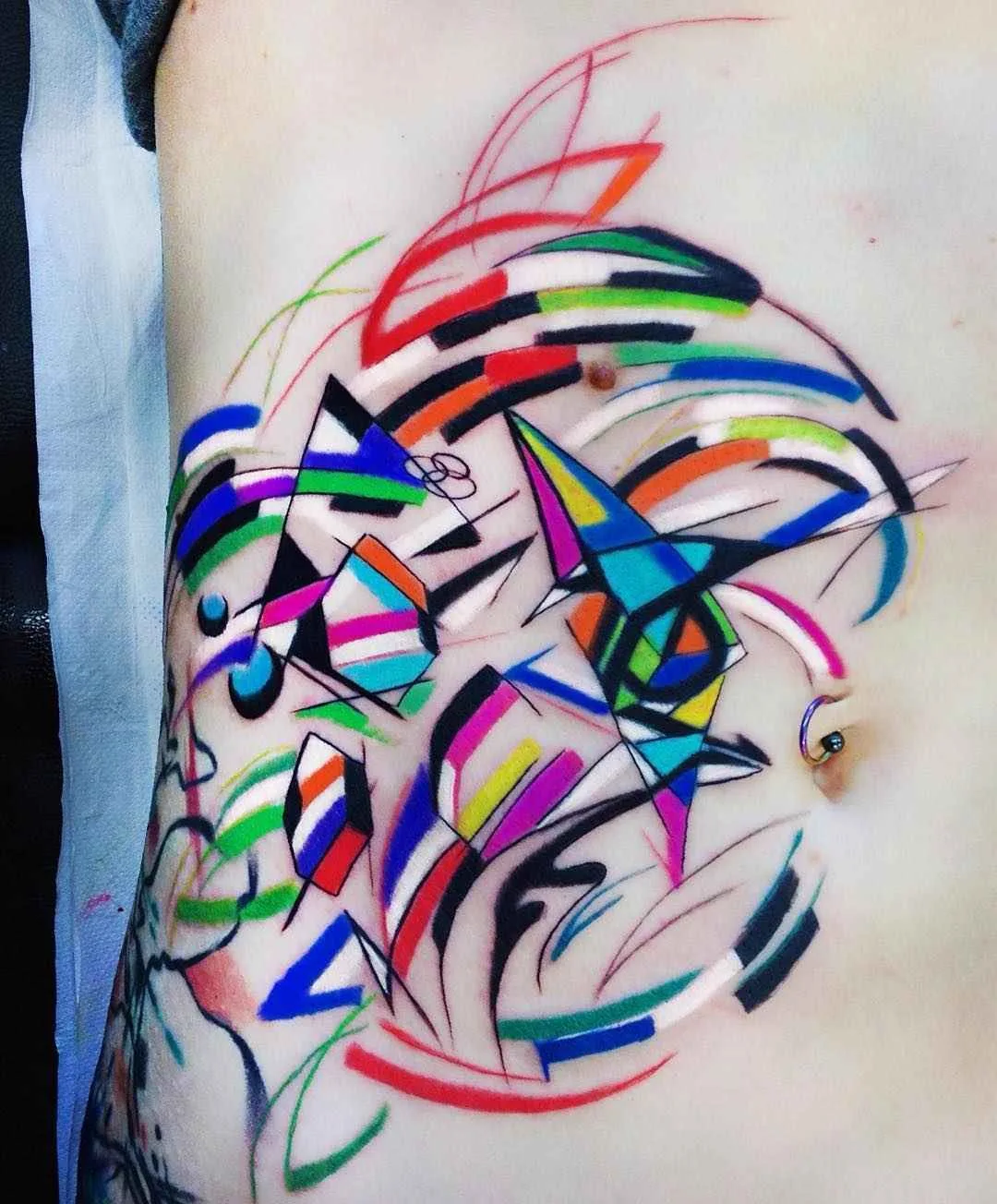 Artista del tatuaggio Sebastian Barone, tatuaggi colorati astratti cubisti, spazio e animali in acquerello | Тату-мастер Sebastian Barone цветные абстрактные татуировки, кубизм, акварель