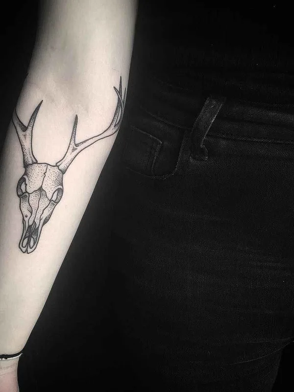 black and grey blackwork 纹身 在 forearm #4418 | 纹身师 Chris Bint