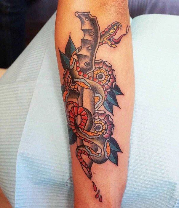 Традиционная Snake, Knife tattoo на Предплечье