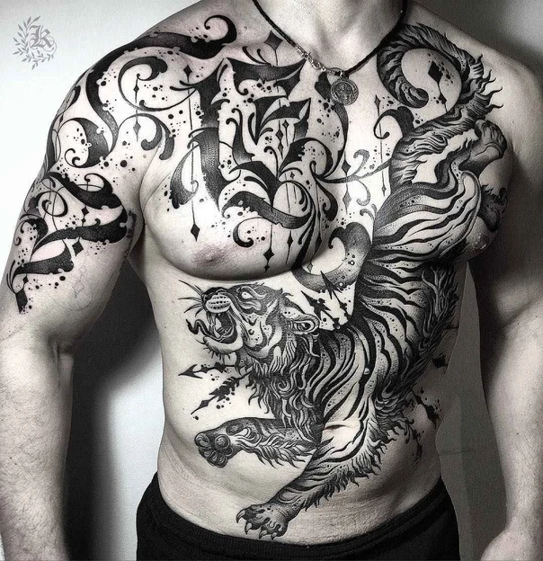 Блэкворк Tiger, Lettering tattoo на Грудь