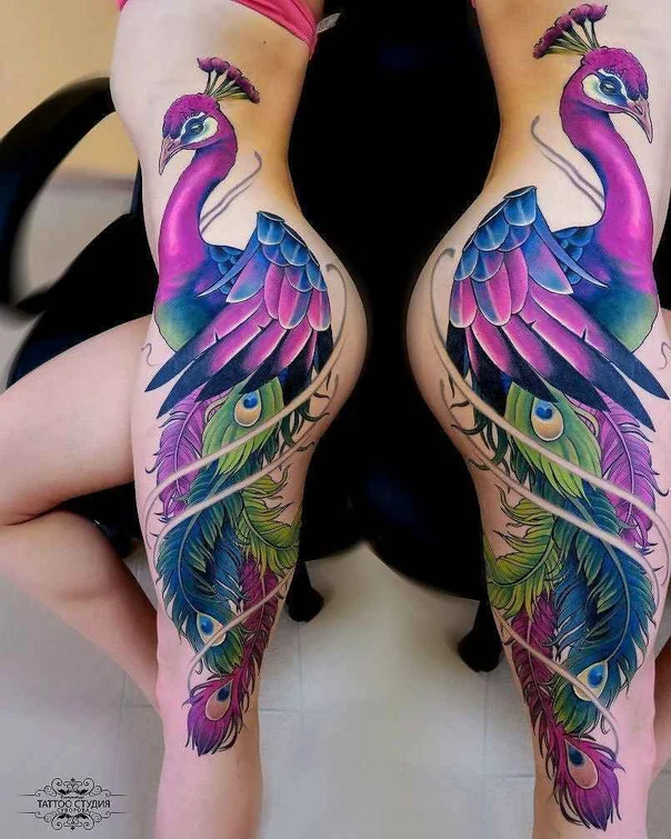 Акварель Peacock, Feathers tattoo на Бедро