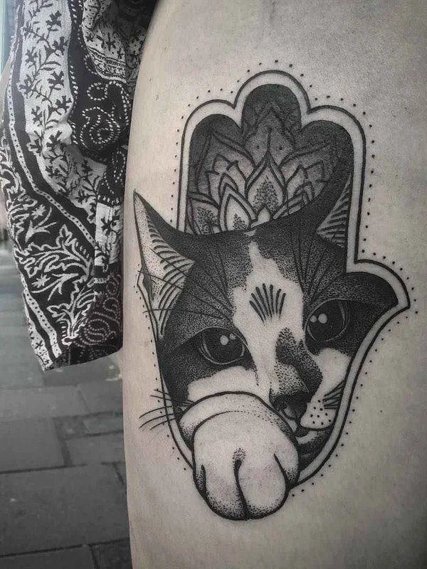 black and grey blackwork 纹身 在 thigh #4423 | 纹身师 Chris Bint