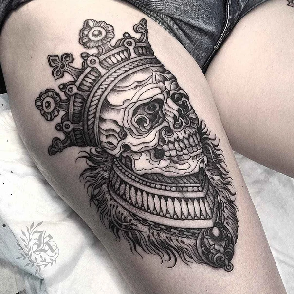 Чёрно-серая Skull, Crown tattoo на Thigh