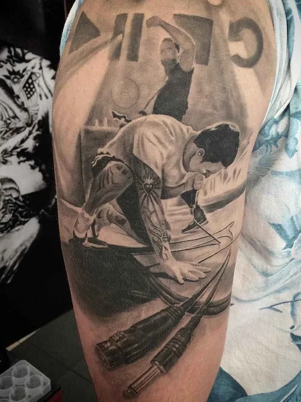 black and grey realism 纹身 在 bicep #4617 | 纹身师 Mauro Amaral