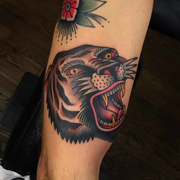 Традиционная Tiger, Flower tattoo на Предплечье