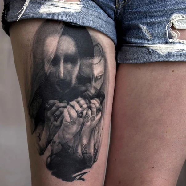 Чёрно-серая Portrait tattoo на Бедро