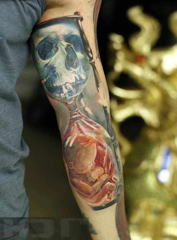 Реализм Skull, Hourglass tattoo на Предплечье