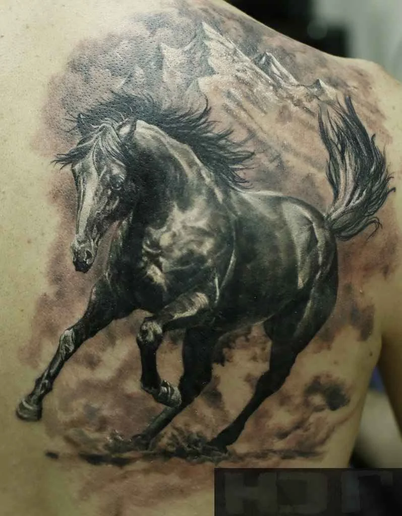 Signification du tatouage de cheval : libert&eacute;, puissance et esprit indomptable