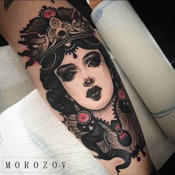 Нео-традиционная Portrait, Crown tattoo на Предплечье