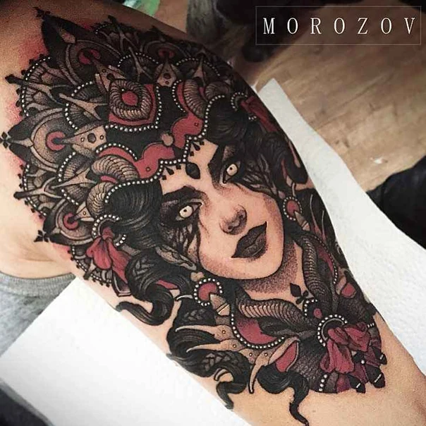 Нео-традиционная Portrait, Floral tattoo на Плечо