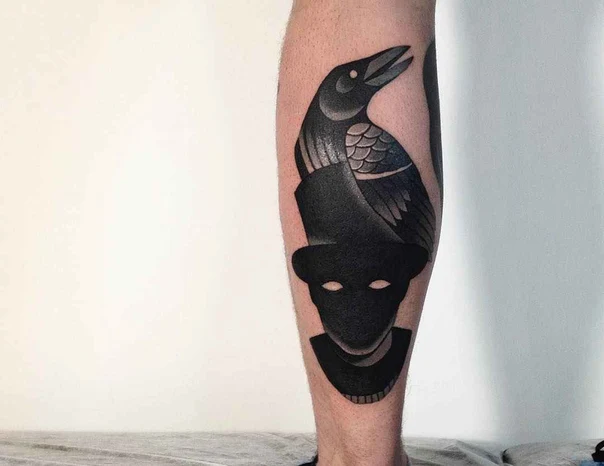 Блэкворк Raven, Mask tattoo на Икра