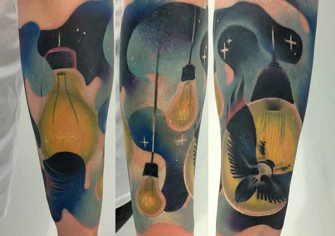 Artista del tatuaggio Giena Todryk crea un tatuaggio surreale colorato