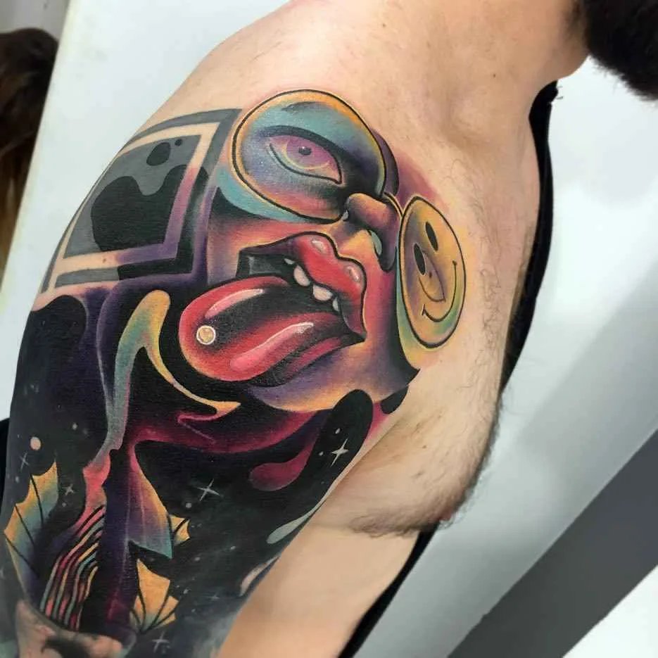 Artista del tatuaggio Giena Todryk crea un tatuaggio surreale colorato