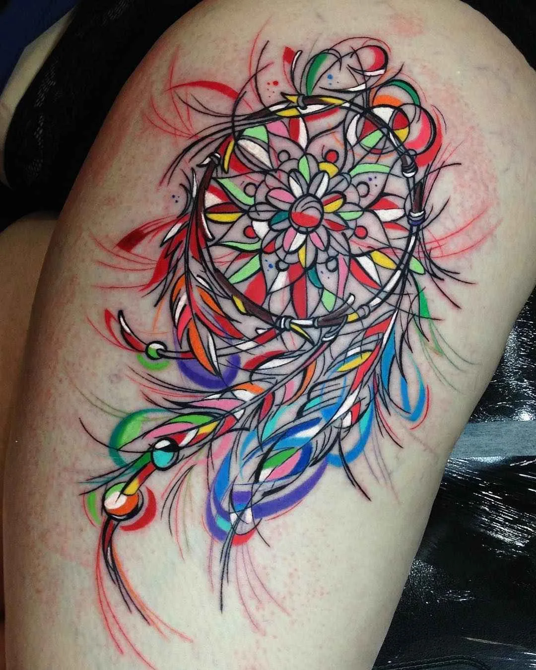 Artista de tatuagem Sebastian Barone tatuagem de cores brilhantes cubismo