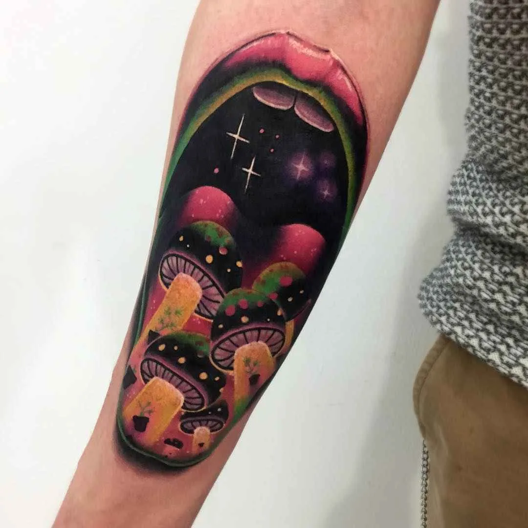 Artista del tatuaggio Giena Todryk crea un tatuaggio surreale colorato