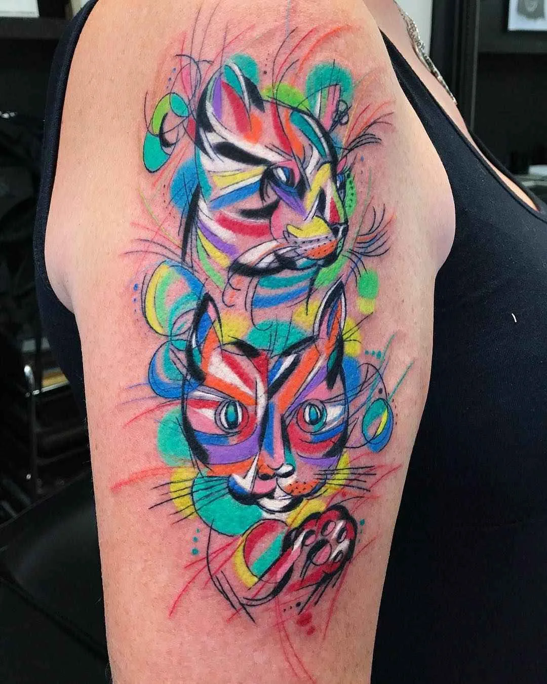 Artista de tatuagem Sebastian Barone tatuagem de cores brilhantes cubismo