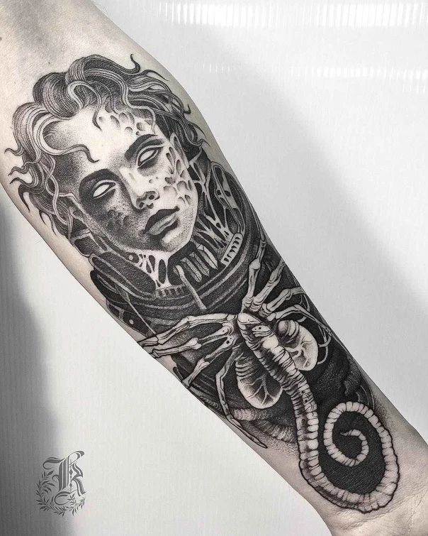 Чёрно-серая Portrait, Alien tattoo на Предплечье