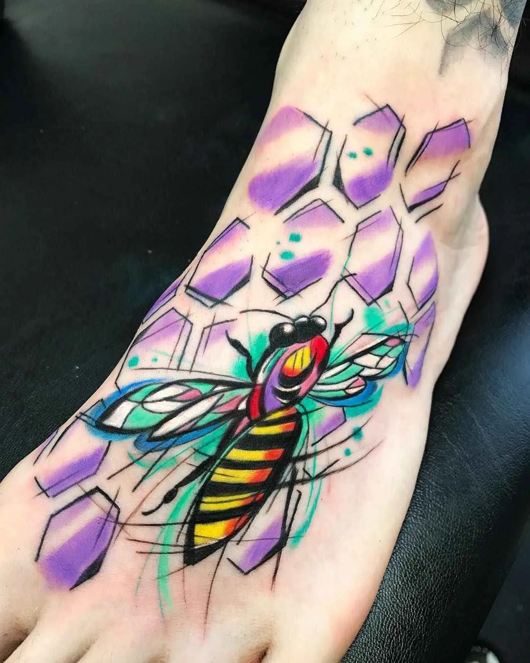 Artista de tatuagem Sebastian Barone tatuagem de cores brilhantes cubismo