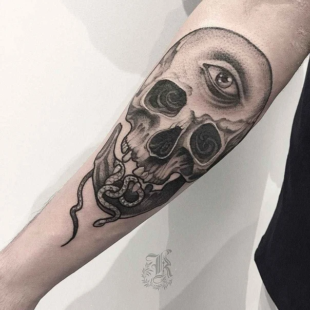 Чёрно-серая Skull, Snake tattoo на Предплечье