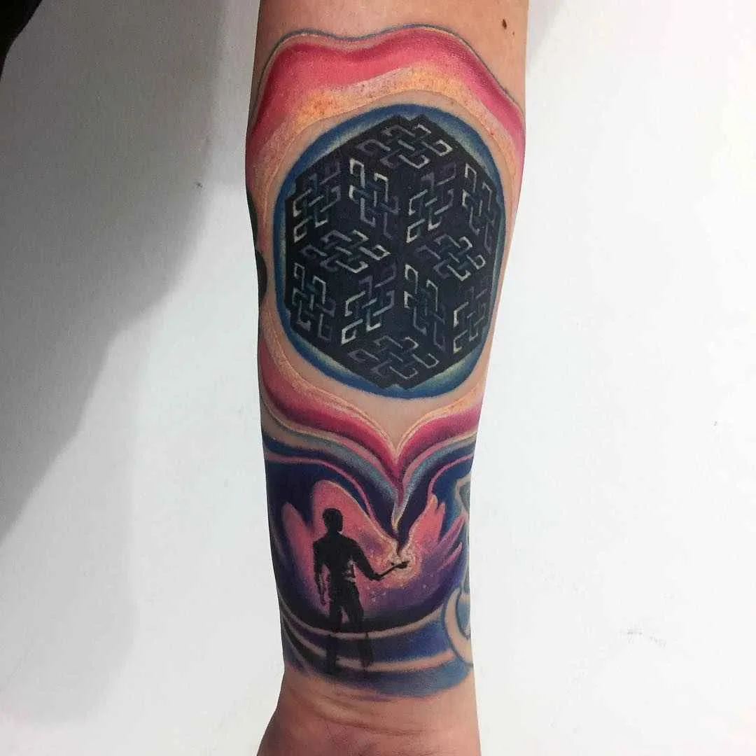 Artista del tatuaggio Giena Todryk crea un tatuaggio surreale colorato
