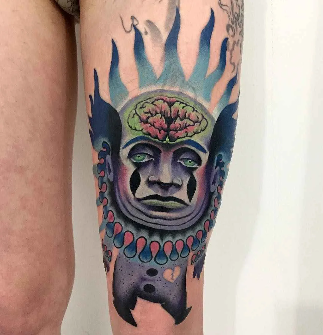 Artista del tatuaggio Giena Todryk crea un tatuaggio surreale colorato
