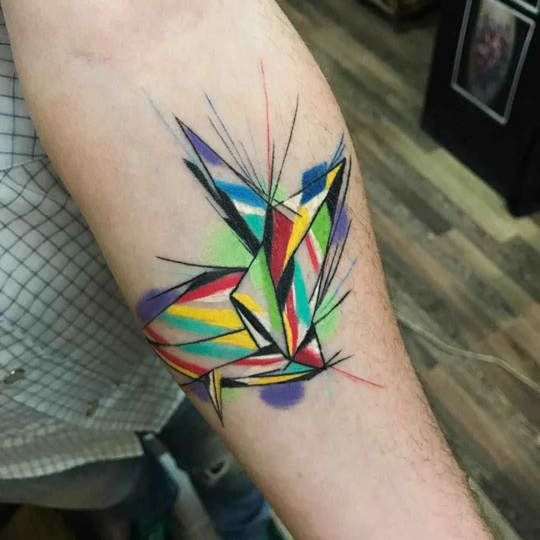 Artista de tatuagem Sebastian Barone tatuagem de cores brilhantes cubismo