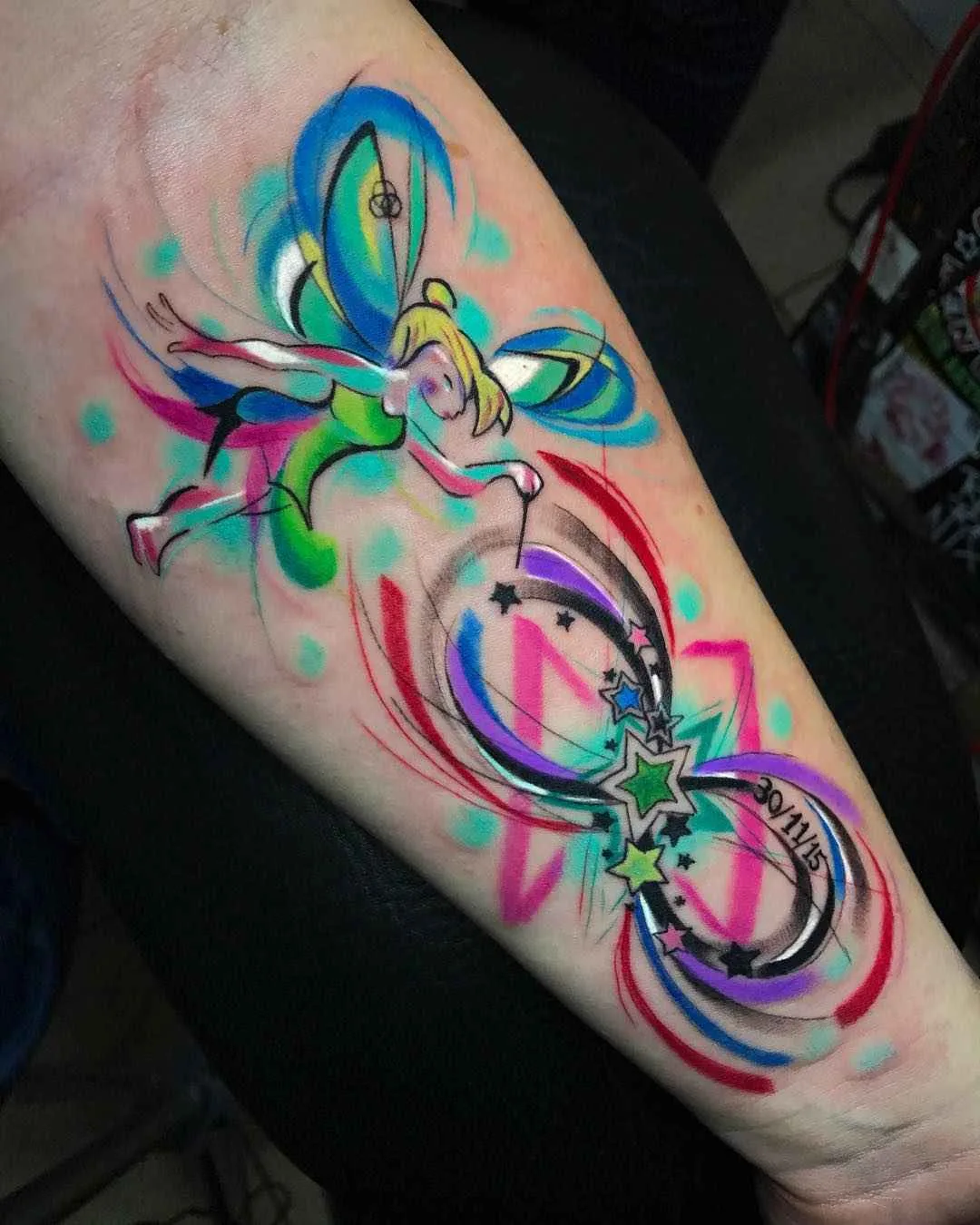 Artista de tatuagem Sebastian Barone tatuagem de cores brilhantes cubismo